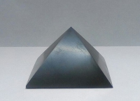 Купить Пирамида шунгит основание 4,5см. в интернет-магазине Роза Мира