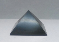Купить Пирамида шунгит основание 5 см. в интернет-магазине Роза Мира