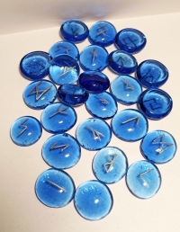 Купить Руны стеклярус (синий/голубой), набор 25 шт в ассортиментементе в интернет-магазине Роза Мира