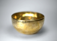 Поющая чаша золотистая.